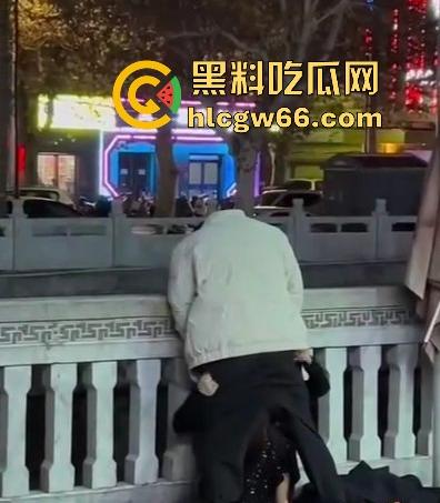 一猥琐男在人流涌动的大街上对着车道强行将屌塞入女友嘴里 美女也是来者不拒 一点也不反抗  第4张