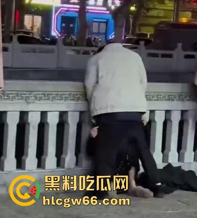 一猥琐男在人流涌动的大街上对着车道强行将屌塞入女友嘴里 美女也是来者不拒 一点也不反抗  第5张