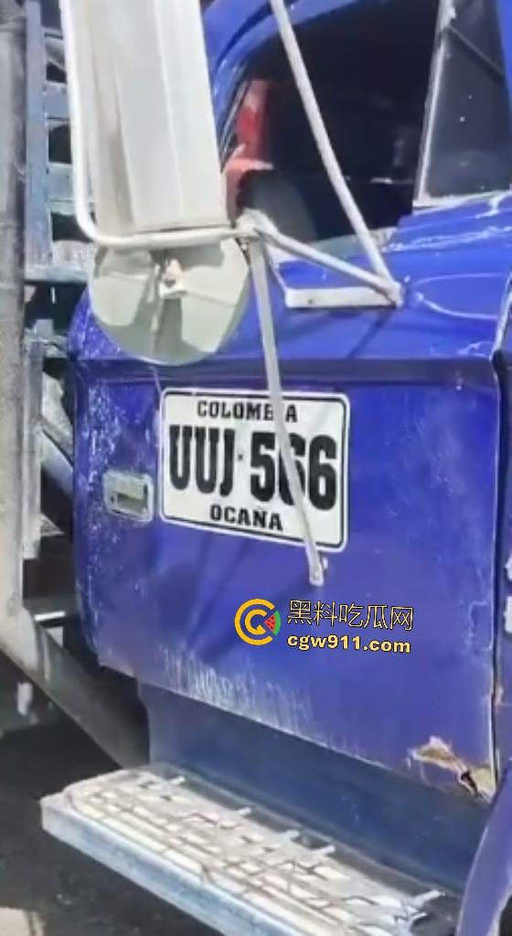 印尼摩托狂飙遭碾压！脑袋头皮刮飞露白骨，摩托吱吱狂响，车祸现场震碎人心，这还能救活吗？  第5张