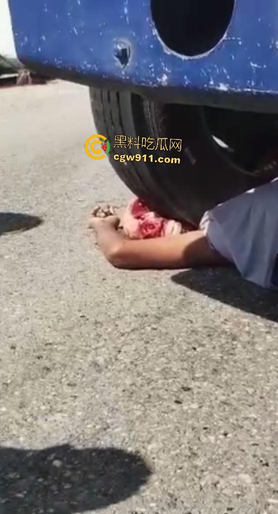 印尼摩托狂飙遭碾压！脑袋头皮刮飞露白骨，摩托吱吱狂响，车祸现场震碎人心，这还能救活吗？  第7张