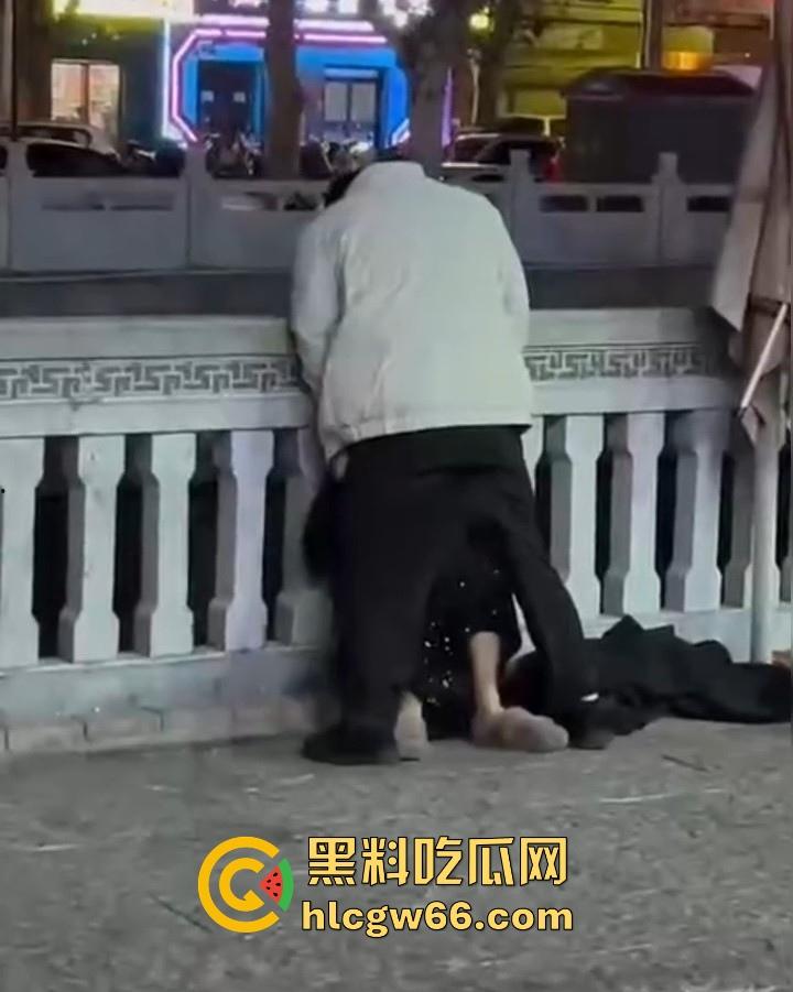 一猥琐男在人流涌动的大街上对着车道强行将屌塞入女友嘴里 美女也是来者不拒 一点也不反抗  第6张