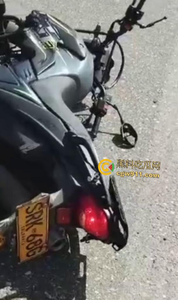 印尼摩托狂飙遭碾压！脑袋头皮刮飞露白骨，摩托吱吱狂响，车祸现场震碎人心，这还能救活吗？  第8张