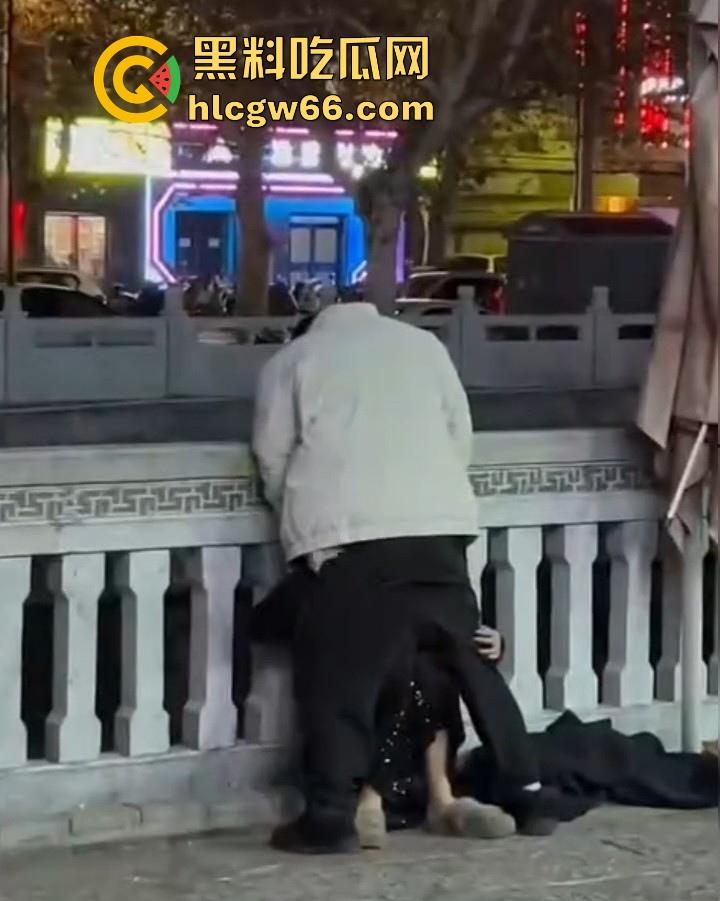 一猥琐男在人流涌动的大街上对着车道强行将屌塞入女友嘴里 美女也是来者不拒 一点也不反抗  第7张