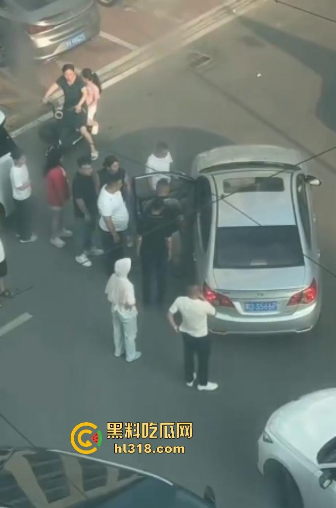 河南许昌长葛停车纠纷变全武行!本地司机狂挥拳痛殴外地车主,全家属拉着外地车主不让走! 第3张 河南许昌长葛停车纠纷变全武行!本地司机狂挥拳痛殴外地车主,全家属拉着外地车主不让走! 第3张
