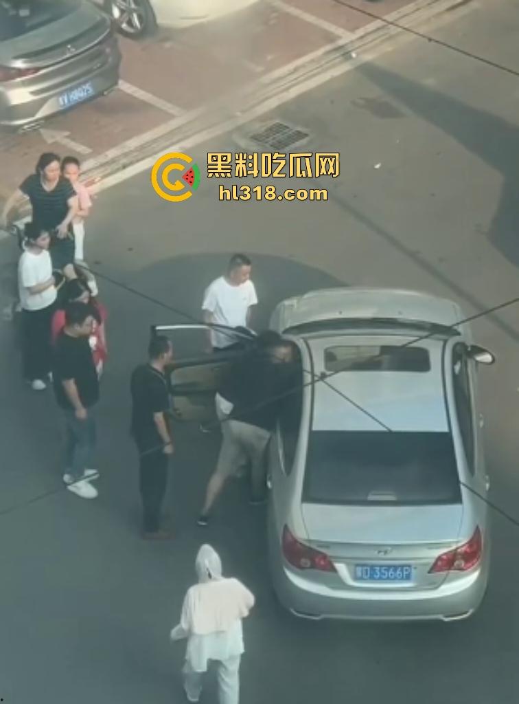 河南许昌长葛停车纠纷变全武行!本地司机狂挥拳痛殴外地车主,全家属拉着外地车主不让走! 第4张 河南许昌长葛停车纠纷变全武行!本地司机狂挥拳痛殴外地车主,全家属拉着外地车主不让走! 第4张