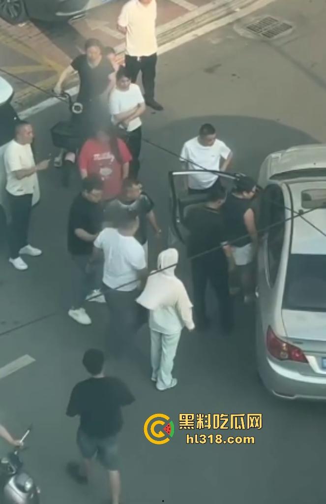 河南许昌长葛停车纠纷变全武行!本地司机狂挥拳痛殴外地车主,全家属拉着外地车主不让走! 第5张 河南许昌长葛停车纠纷变全武行!本地司机狂挥拳痛殴外地车主,全家属拉着外地车主不让走! 第5张