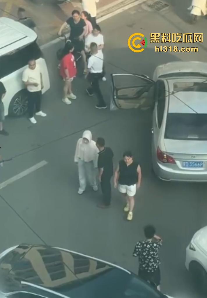 河南许昌长葛停车纠纷变全武行!本地司机狂挥拳痛殴外地车主,全家属拉着外地车主不让走! 第6张 河南许昌长葛停车纠纷变全武行!本地司机狂挥拳痛殴外地车主,全家属拉着外地车主不让走! 第6张