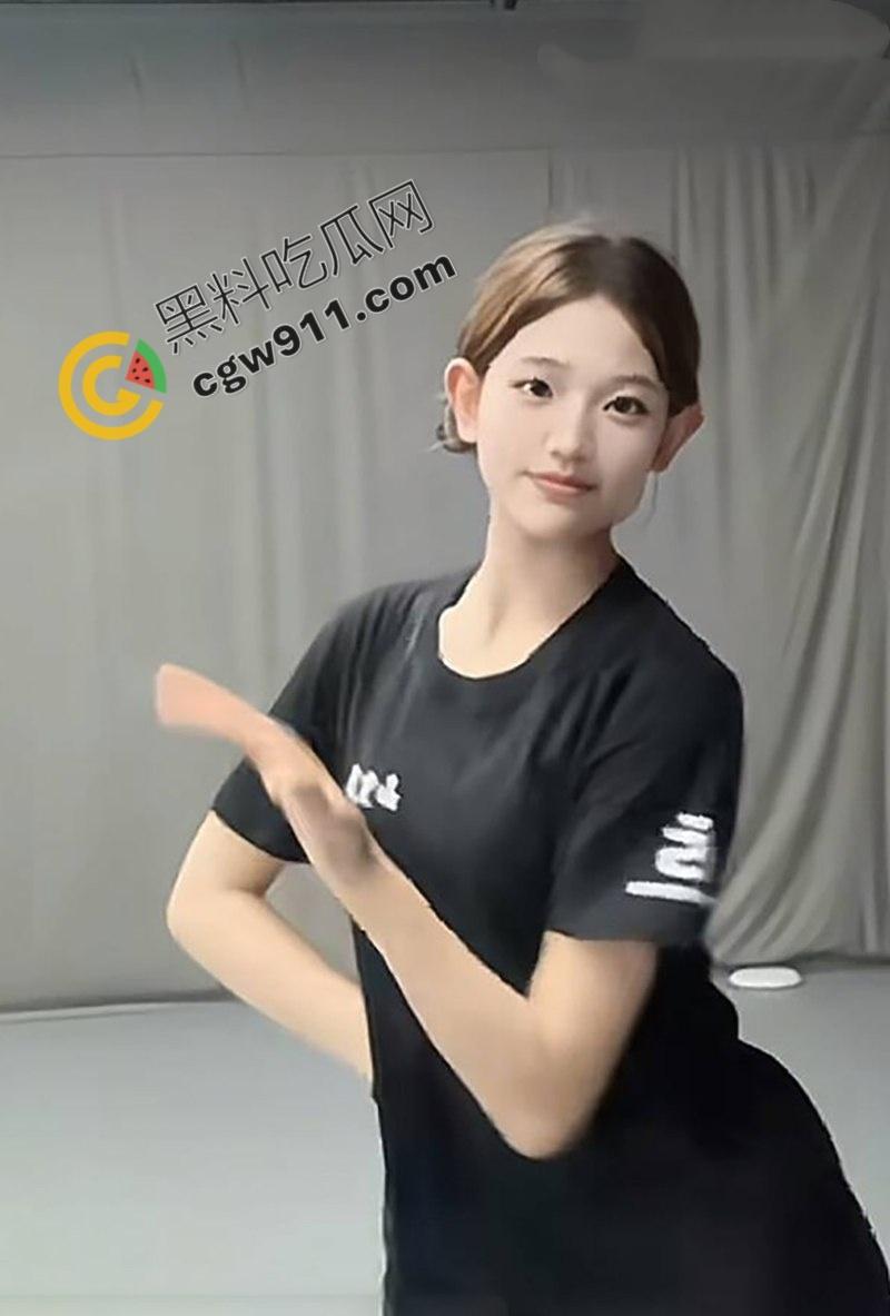 北京五中舞蹈生【黄雨非】从女友变炮友！聊天记录约炮视频曝光，跪舔爆操，野性发嗲任君探索  第2张