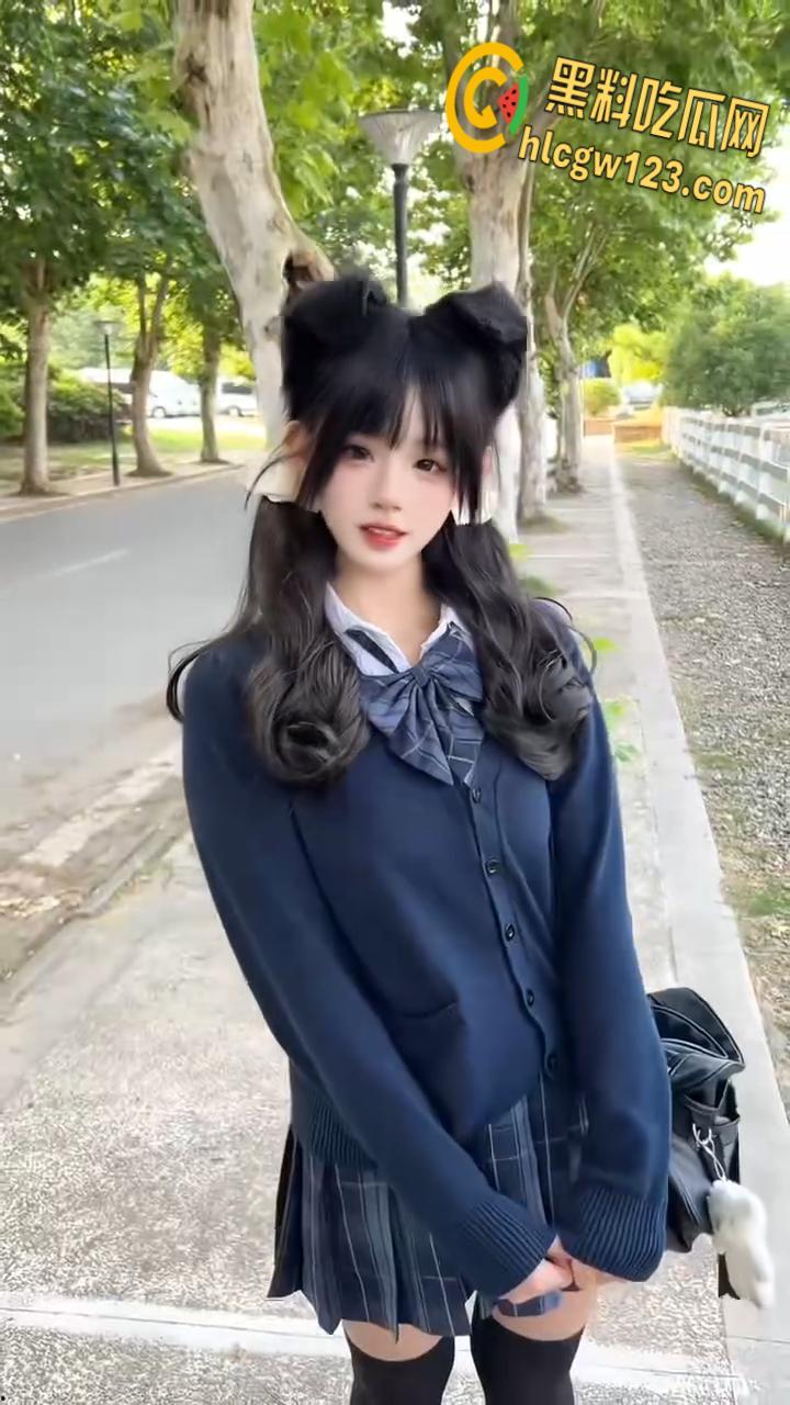 抖音风格万变【漫小a】 穿上衣服是女神 , 被金主脱衣那一刻就是淫荡骚母狗！  第2张