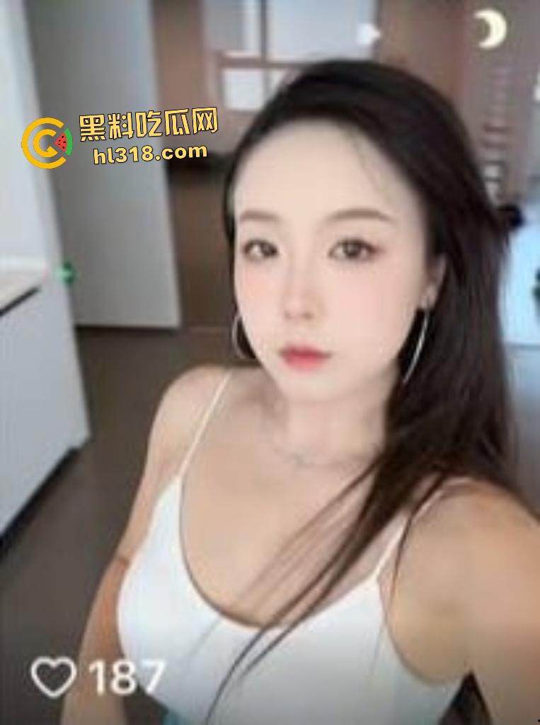 快手博主【霏霏爱拿铁】健身雌性激素没地方放发泄，只好抬起翘臀自慰满足淫欲！  第2张