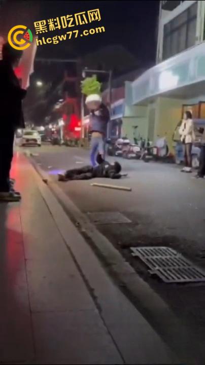 生怕他不死 下这么重的手！浙江省温州市文成县一青年用陶瓷花盆桌子等猛砸另一名青年头部 意图杀人  第1张