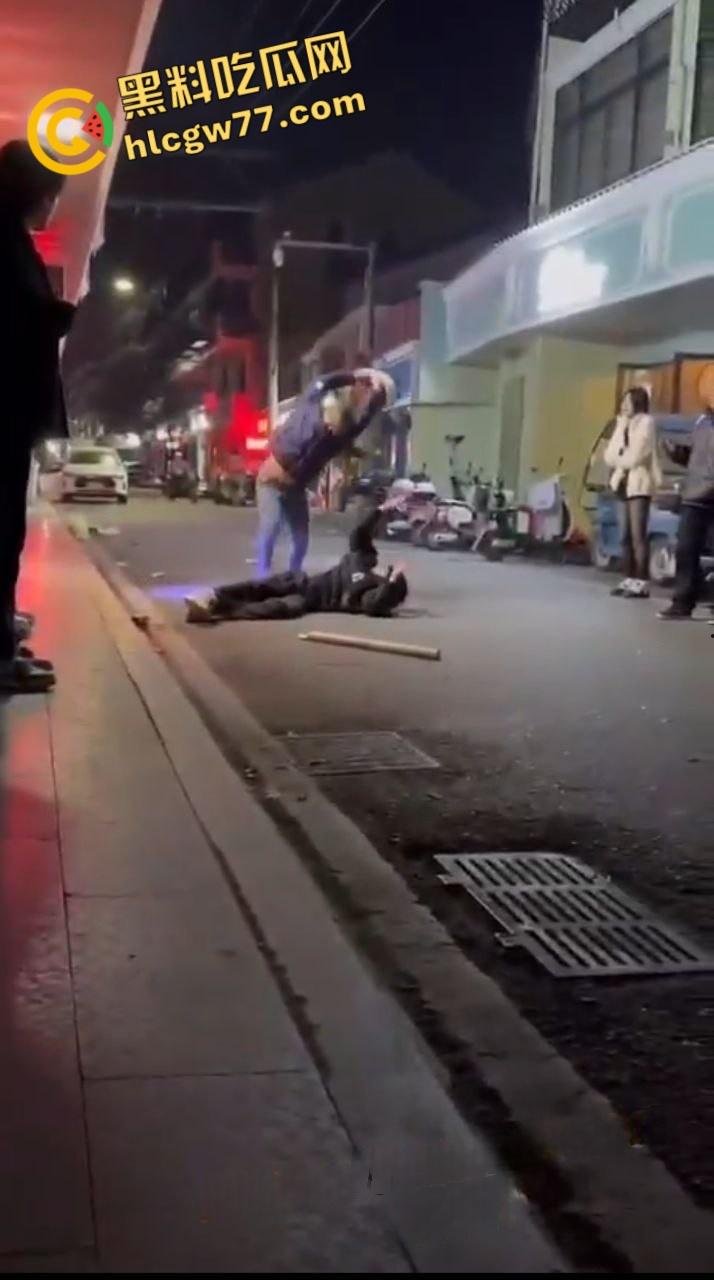 生怕他不死 下这么重的手！浙江省温州市文成县一青年用陶瓷花盆桌子等猛砸另一名青年头部 意图杀人  第3张