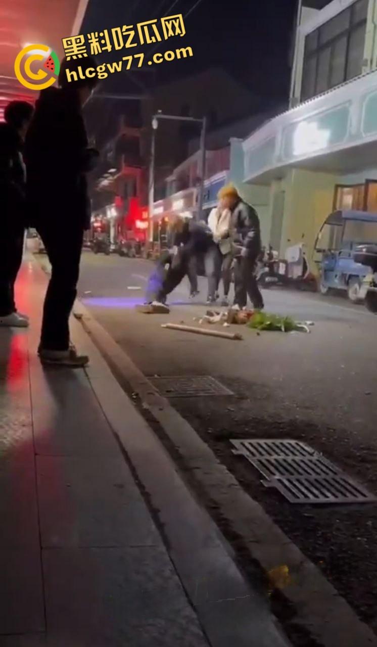 生怕他不死 下这么重的手！浙江省温州市文成县一青年用陶瓷花盆桌子等猛砸另一名青年头部 意图杀人  第5张