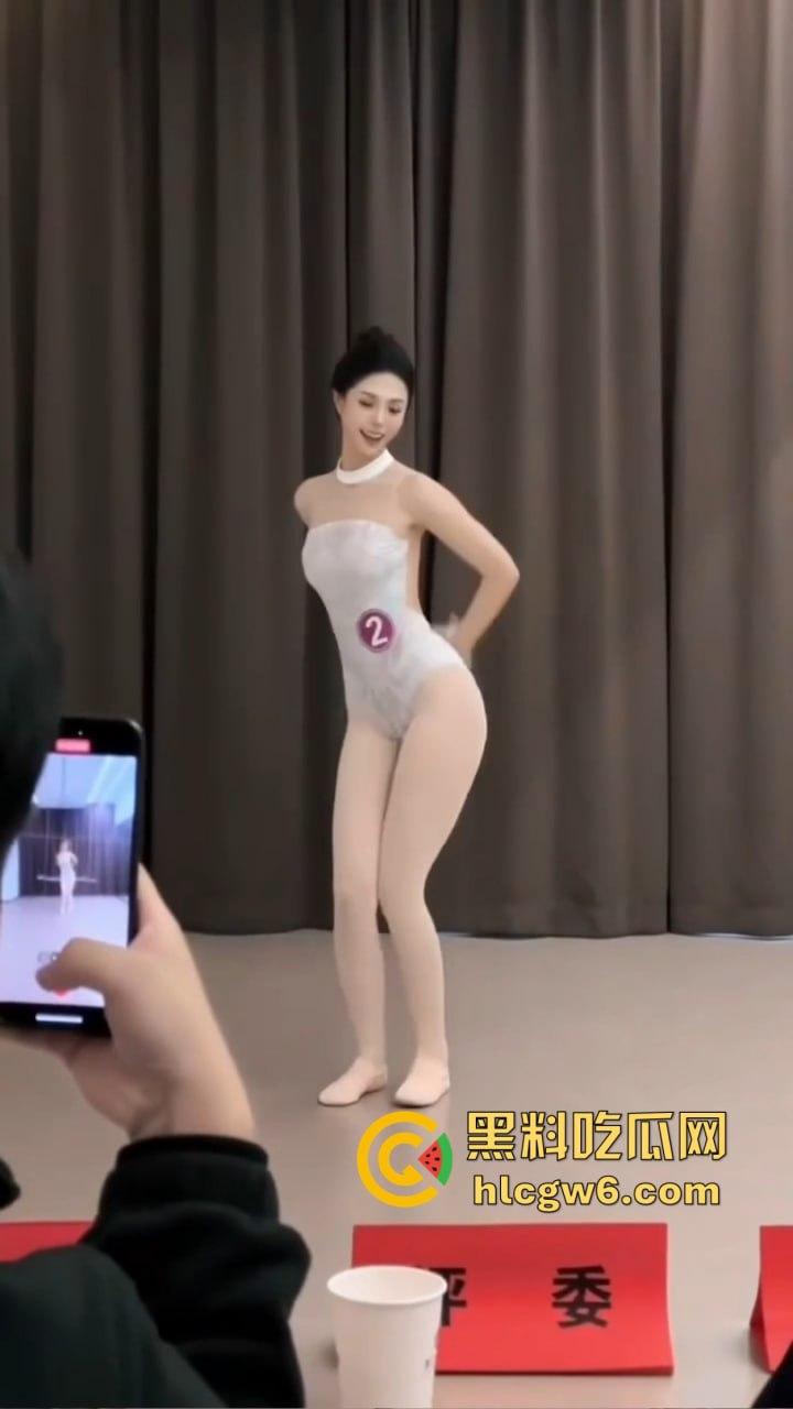 苏州舞蹈生面试白嫩大腿一字马惊艳评委,老师白天高分晚上酒店开腿猛草,专业评分瞬间变成床上实战! 第2张 苏州舞蹈生面试白嫩大腿一字马惊艳评委,老师白天高分晚上酒店开腿猛草,专业评分瞬间变成床上实战! 第2张