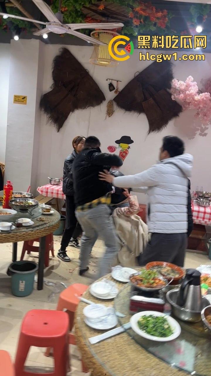 南昌辉仔与胖子大锅菜抓奸现场大打出手！头破血流，整个店的人都吃瓜，饭都吃不成！  第4张