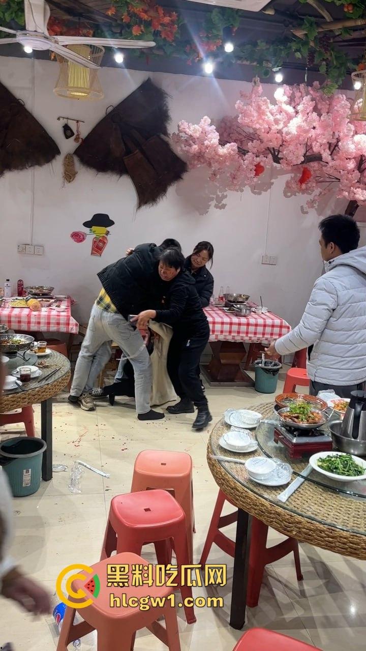 南昌辉仔与胖子大锅菜抓奸现场大打出手！头破血流，整个店的人都吃瓜，饭都吃不成！  第5张
