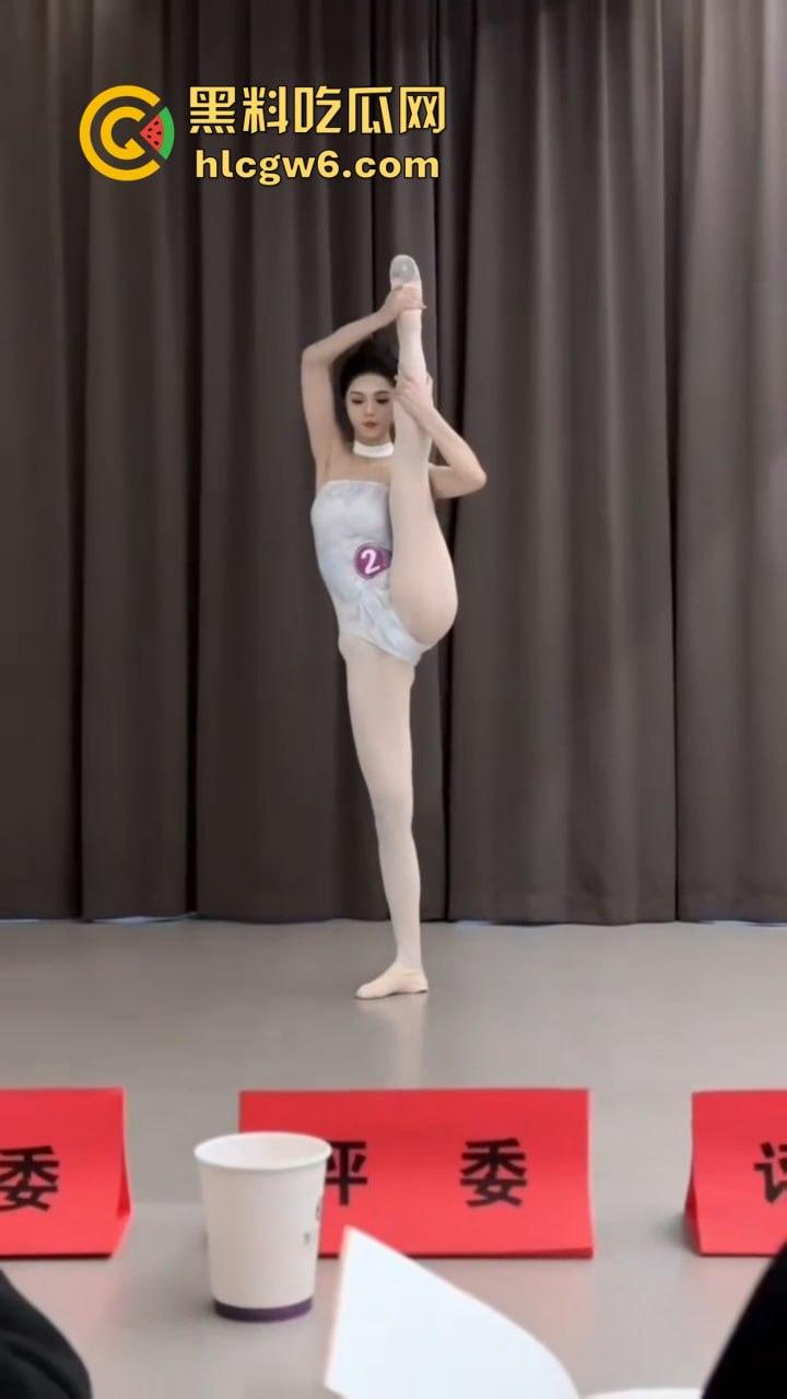 苏州舞蹈生面试白嫩大腿一字马惊艳评委,老师白天高分晚上酒店开腿猛草,专业评分瞬间变成床上实战! 第5张 苏州舞蹈生面试白嫩大腿一字马惊艳评委,老师白天高分晚上酒店开腿猛草,专业评分瞬间变成床上实战! 第5张