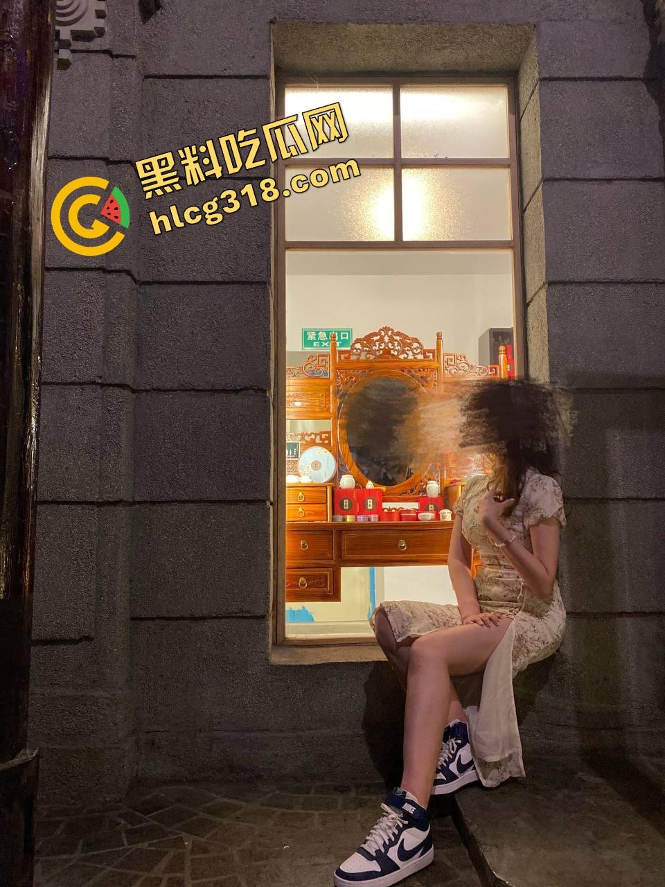 女神对你没兴趣？那是你没宝马，宝马一开，大学生妹妹变精盆，车震猛肏蜜桃臀叫声回荡地下车库！  第1张