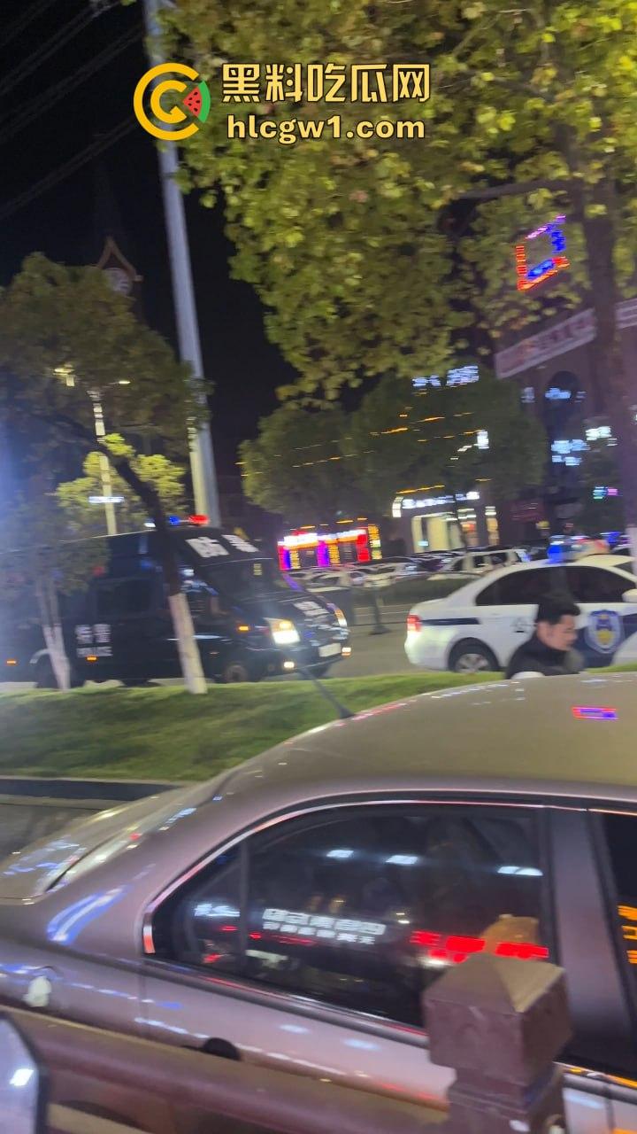 南昌辉仔与胖子大锅菜抓奸现场大打出手！头破血流，整个店的人都吃瓜，饭都吃不成！  第6张