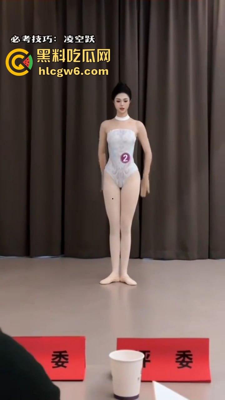 苏州舞蹈生面试白嫩大腿一字马惊艳评委,老师白天高分晚上酒店开腿猛草,专业评分瞬间变成床上实战! 第7张 苏州舞蹈生面试白嫩大腿一字马惊艳评委,老师白天高分晚上酒店开腿猛草,专业评分瞬间变成床上实战! 第7张