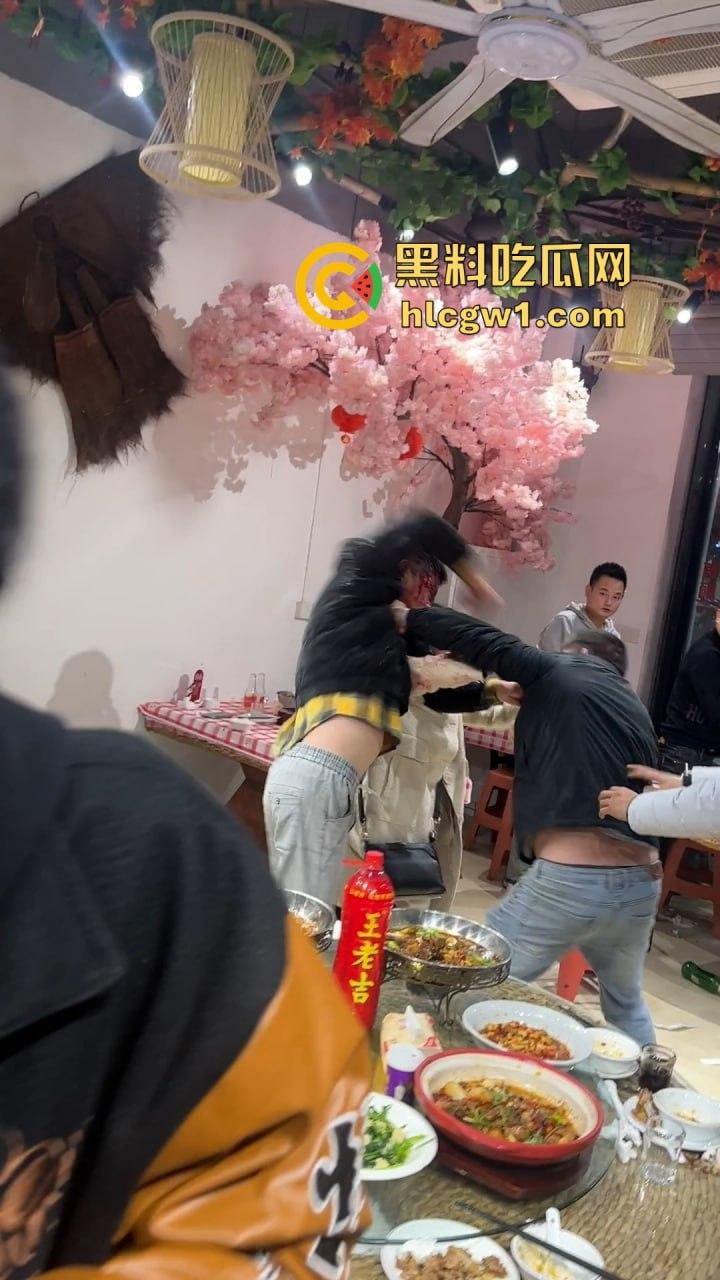 南昌辉仔与胖子大锅菜抓奸现场大打出手！头破血流，整个店的人都吃瓜，饭都吃不成！  第7张