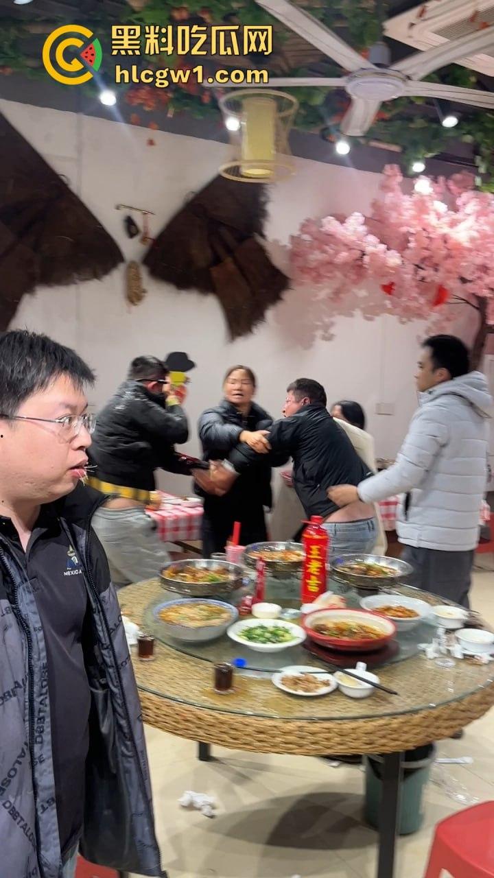 南昌辉仔与胖子大锅菜抓奸现场大打出手！头破血流，整个店的人都吃瓜，饭都吃不成！  第9张