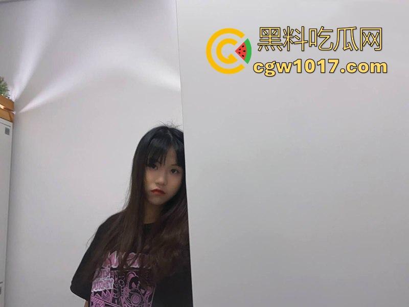 山西幼师职业学院反差母狗【徐驲英】约炮视频曝光，露脸口交舔蛋，主动迎合抽插，反差母狗床上骚劲十足！  第1张