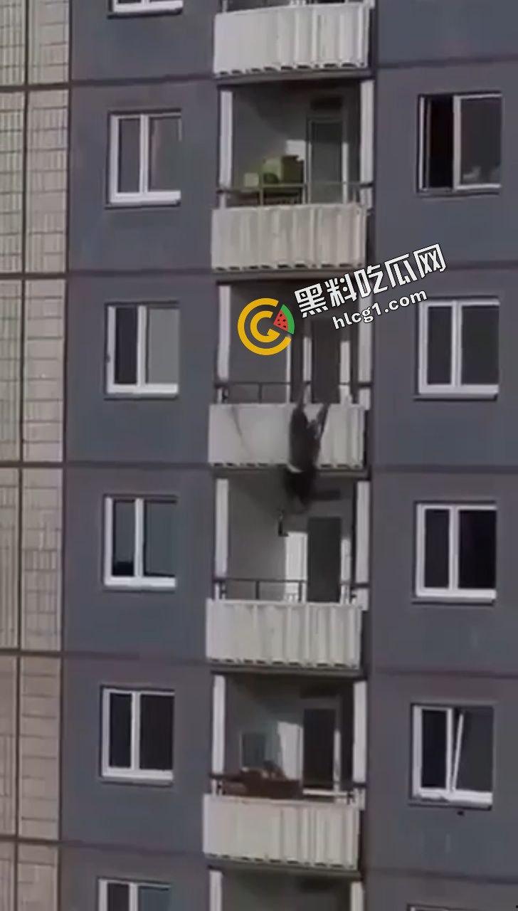 史上最炸裂捉奸 男子捉奸老婆 门被反锁 阳台捉奸失误脚滑坠楼  第2张