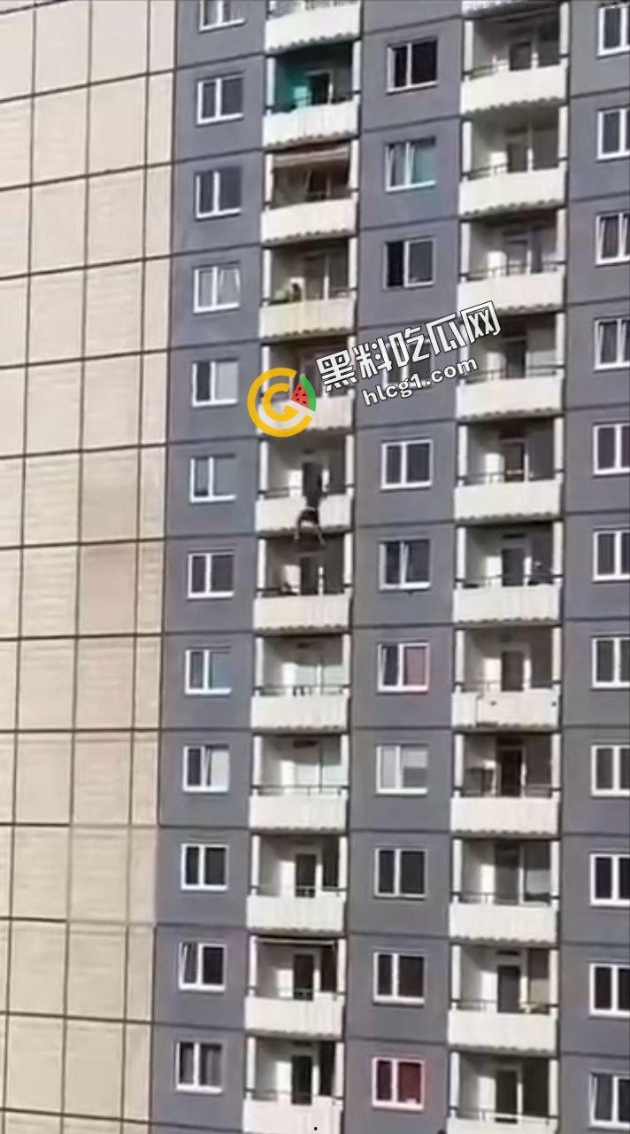 史上最炸裂捉奸 男子捉奸老婆 门被反锁 阳台捉奸失误脚滑坠楼  第3张