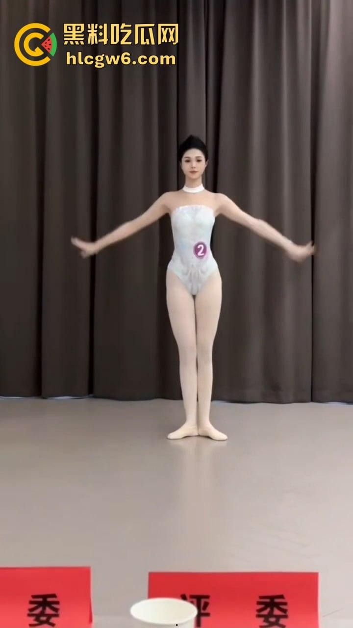 苏州舞蹈生面试白嫩大腿一字马惊艳评委,老师白天高分晚上酒店开腿猛草,专业评分瞬间变成床上实战! 第13张 苏州舞蹈生面试白嫩大腿一字马惊艳评委,老师白天高分晚上酒店开腿猛草,专业评分瞬间变成床上实战! 第13张