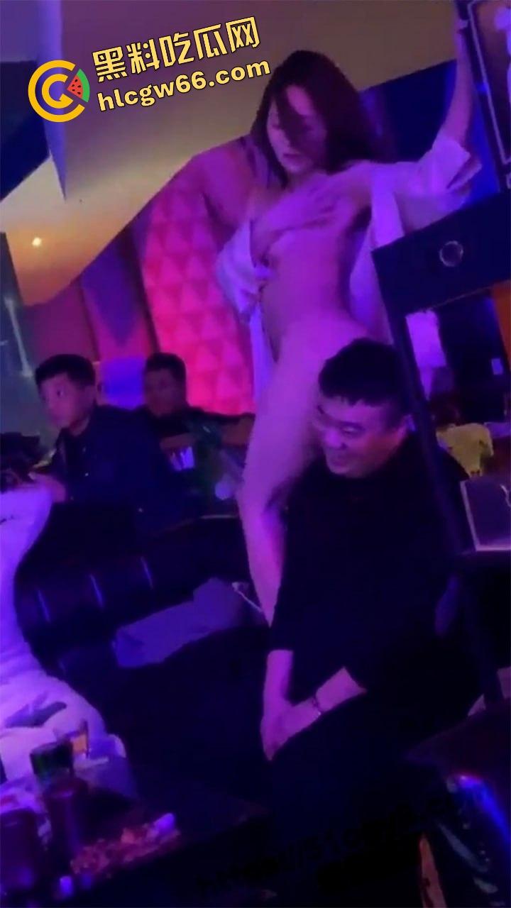 酒吧KTV夜色撕裂现实，有人夜夜升天，有人只能撸管做梦！美女排队献骚，瓜友像皇帝一样挑挑拣拣！  第8张