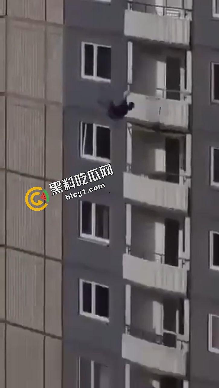 史上最炸裂捉奸 男子捉奸老婆 门被反锁 阳台捉奸失误脚滑坠楼  第4张