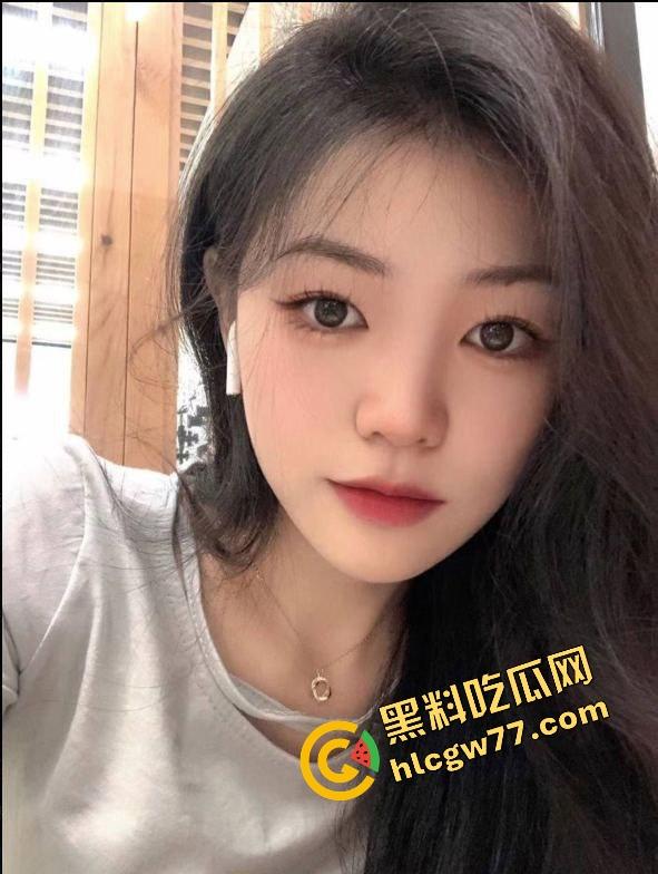 武汉公司里的母狗同事『钱津淼』喜欢玩SM戴项圈当狗，每晚都想被干哭，每次都要口爆才收工！  第2张