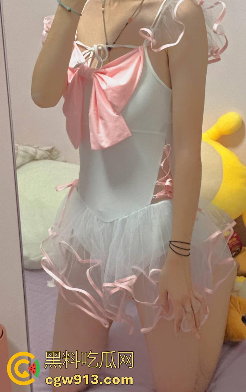 武汉某公司行政【陈雨佳】，擅长裸舞性瘾极强，曾和学生家长公厕约炮，公司年会塞跳蛋跳舞，渴望群p在线求操！  第3张