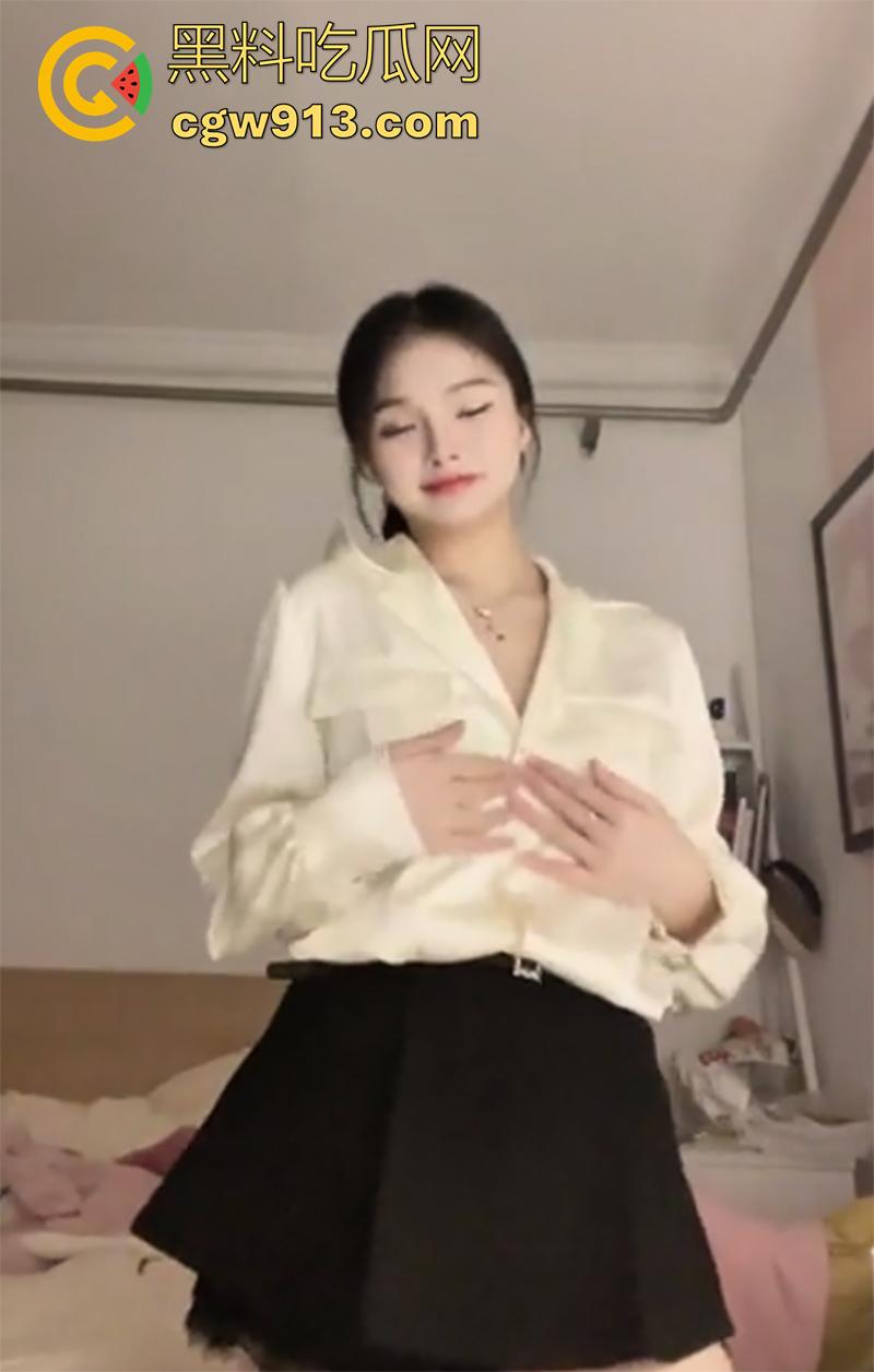 武汉某公司行政【陈雨佳】，擅长裸舞性瘾极强，曾和学生家长公厕约炮，公司年会塞跳蛋跳舞，渴望群p在线求操！  第5张