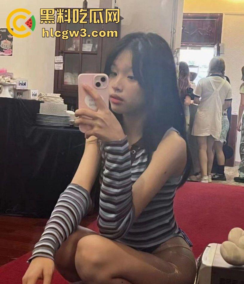 广州06年骚逼【徐家淇】极品反差白嫩女学生!雪般无瑕肌肤,清纯外表下的妩媚肉体太他妈润了! 第15张 广州06年骚逼【徐家淇】极品反差白嫩女学生!雪般无瑕肌肤,清纯外表下的妩媚肉体太他妈润了! 第15张