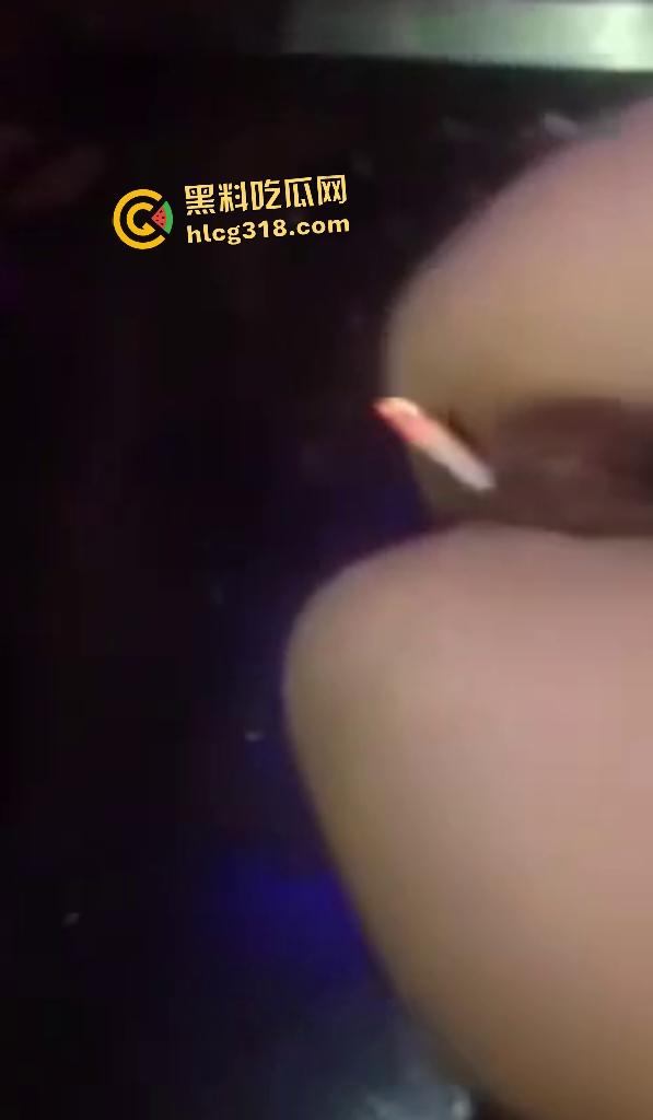 骚妇【柳洺】平日用震动棒插逼和做爱千锤百炼，终于练成神技，在KTV用逼抽烟，夹双烟吞云吐雾！  第5张