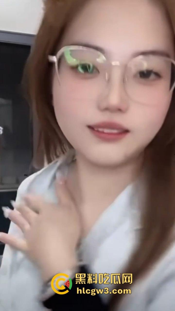 抖音美女主播露点合集 摘下项链让观众看美胸 直播间瞬间爆火  第1张