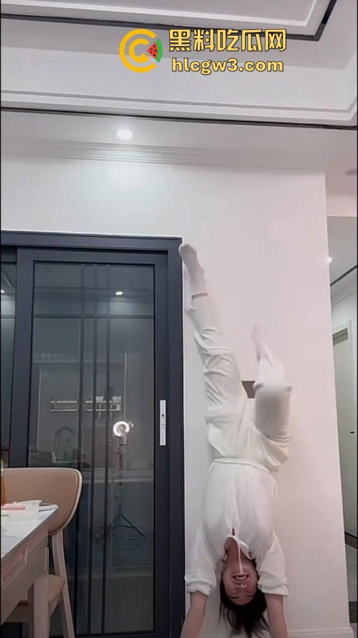 抖音美女主播露点合集 摘下项链让观众看美胸 直播间瞬间爆火  第2张