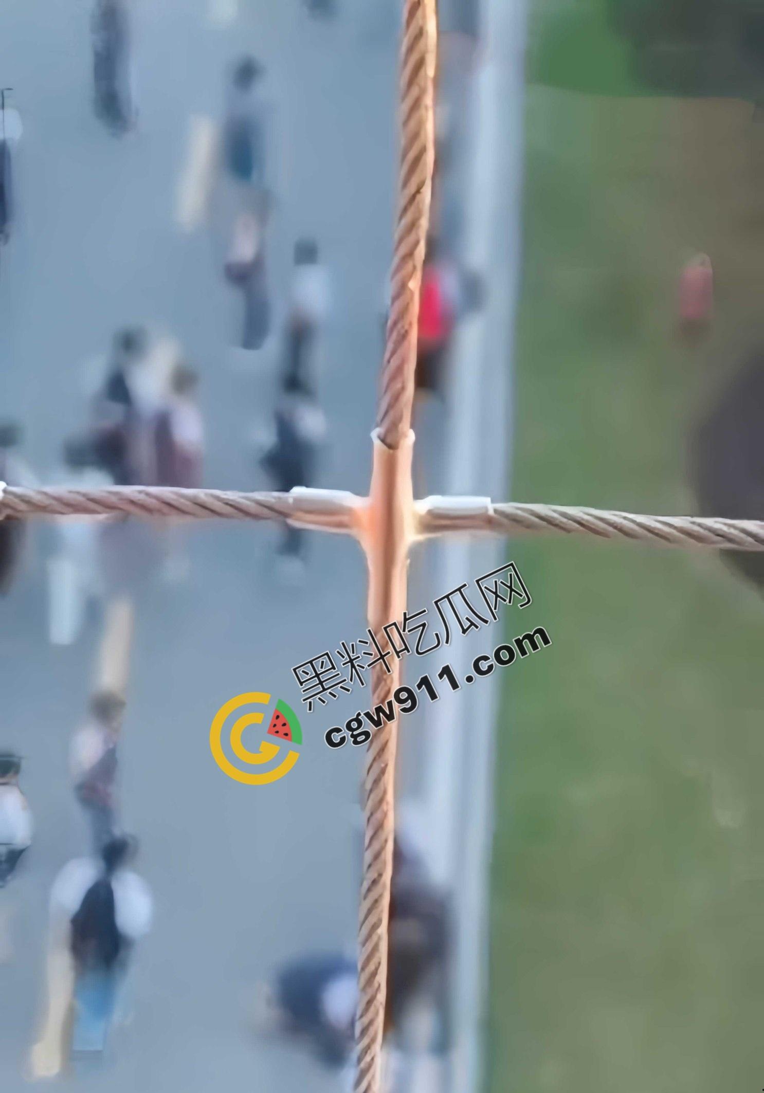 重庆渝北职教中心惊爆：学生匍匐磕头求饶，校园操场变凌辱场！慌乱、屈辱与冷漠共舞，教育光辉何时重现？  第4张