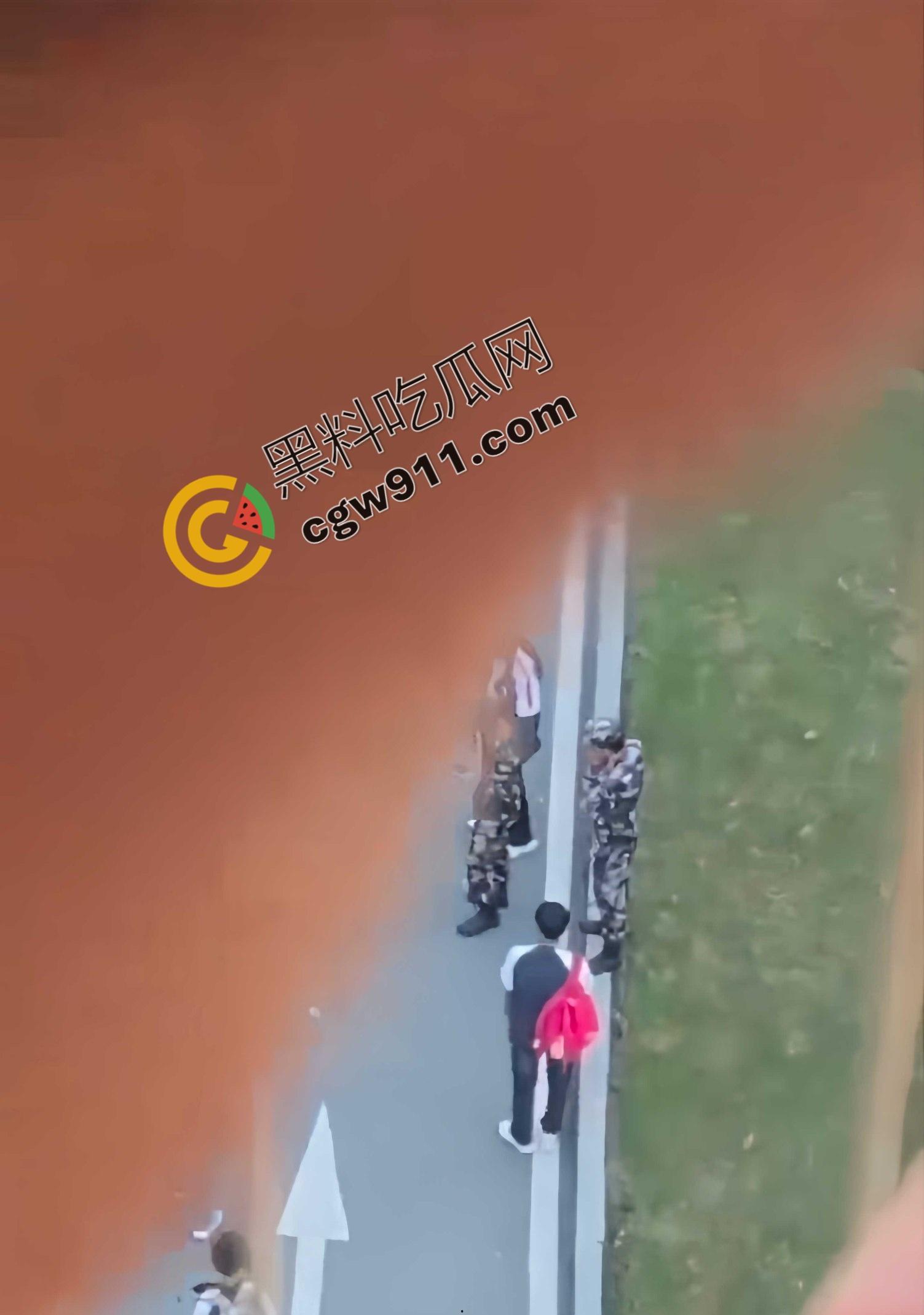 重庆渝北职教中心惊爆：学生匍匐磕头求饶，校园操场变凌辱场！慌乱、屈辱与冷漠共舞，教育光辉何时重现？  第5张