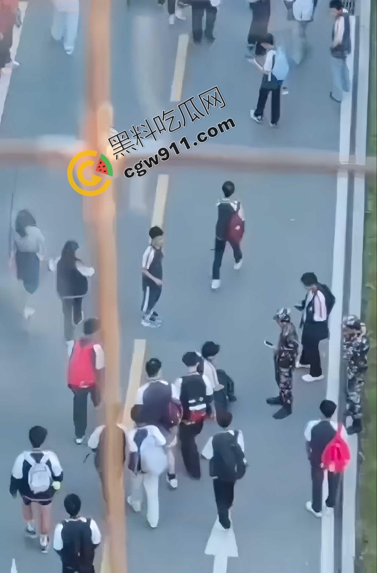 重庆渝北职教中心惊爆：学生匍匐磕头求饶，校园操场变凌辱场！慌乱、屈辱与冷漠共舞，教育光辉何时重现？  第6张
