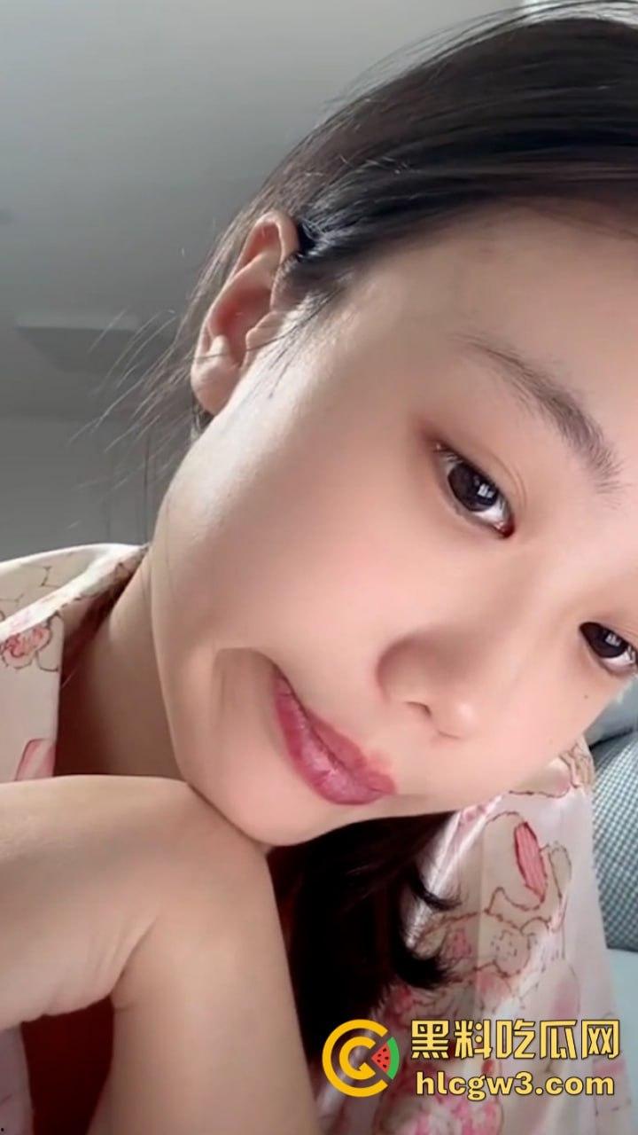 抖音美女主播露点合集 摘下项链让观众看美胸 直播间瞬间爆火  第5张