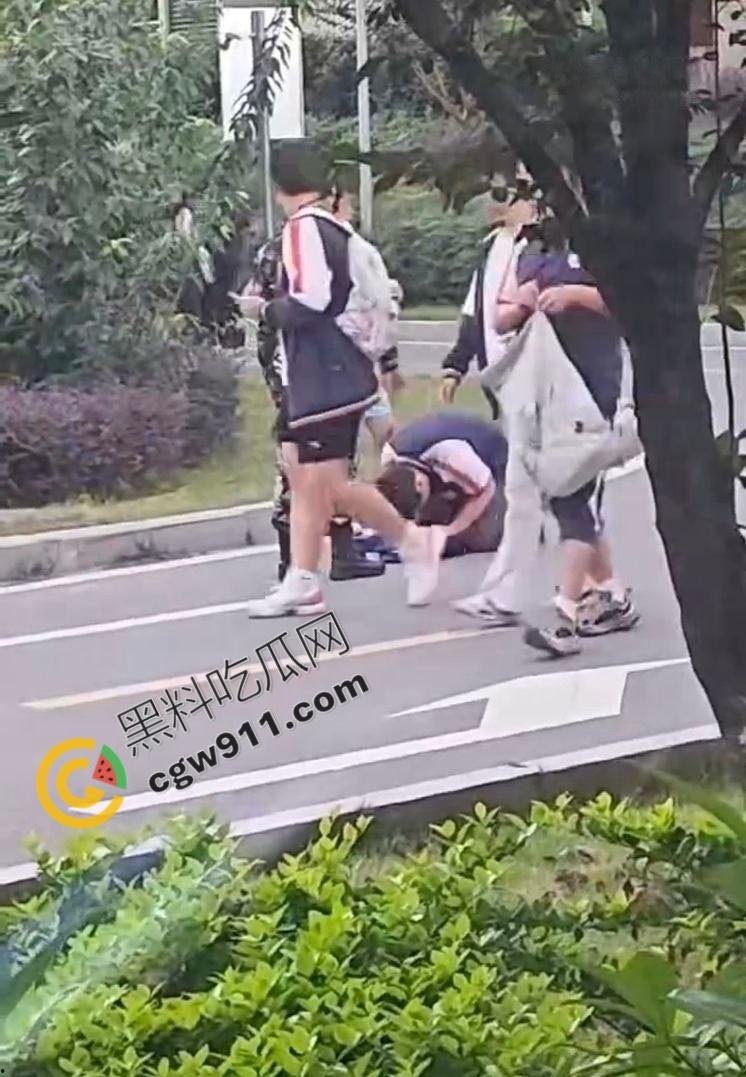 重庆渝北职教中心惊爆：学生匍匐磕头求饶，校园操场变凌辱场！慌乱、屈辱与冷漠共舞，教育光辉何时重现？  第8张