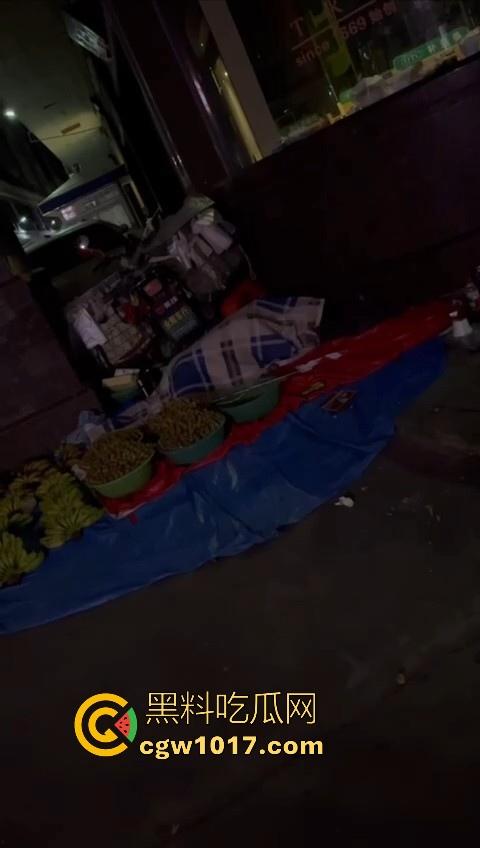 深夜摆摊过夜水果摊主街头做爱，路边铺张被子一盖跟老伴做爱，性欲也是够强的呀，小心点射，别把精液射水果上卖出去！  第4张
