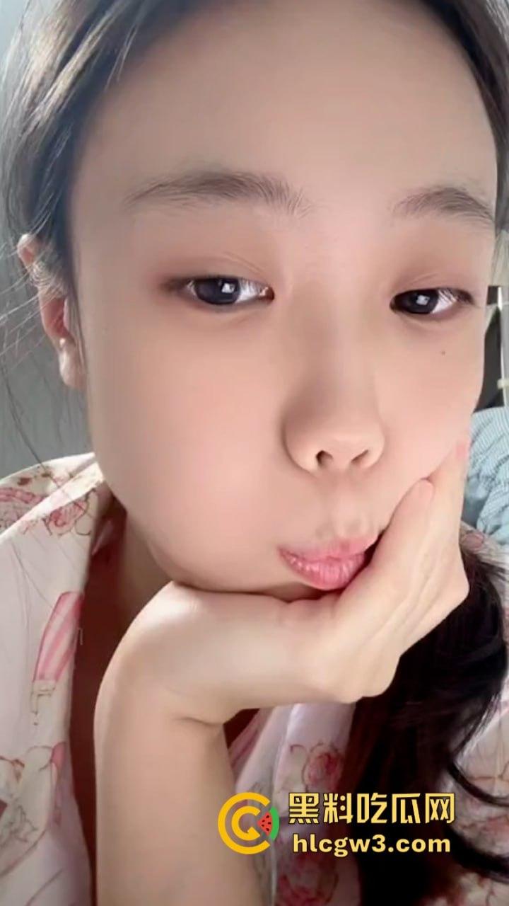 抖音美女主播露点合集 摘下项链让观众看美胸 直播间瞬间爆火  第7张