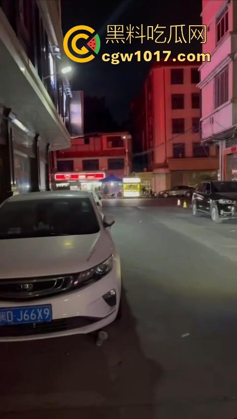 深夜摆摊过夜水果摊主街头做爱，路边铺张被子一盖跟老伴做爱，性欲也是够强的呀，小心点射，别把精液射水果上卖出去！  第6张