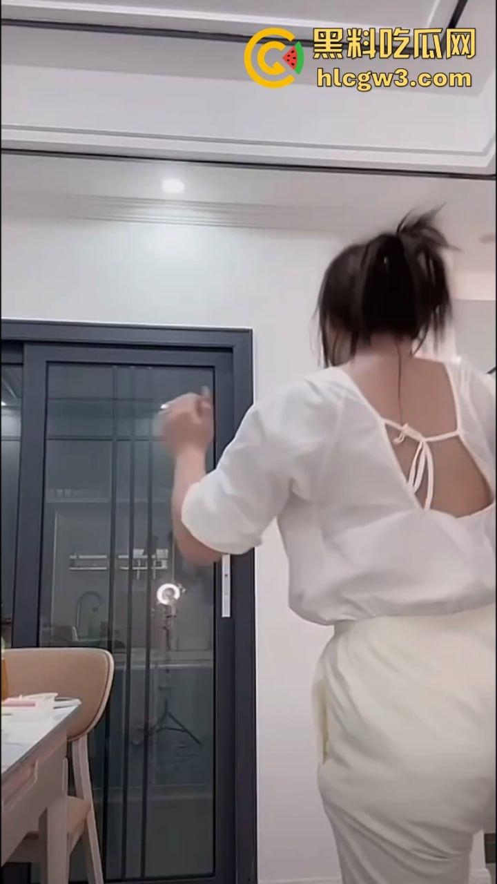 抖音美女主播露点合集 摘下项链让观众看美胸 直播间瞬间爆火  第9张