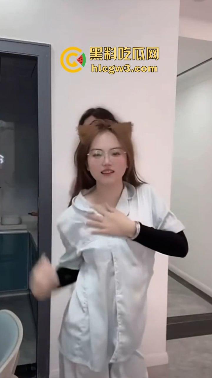 抖音美女主播露点合集 摘下项链让观众看美胸 直播间瞬间爆火  第12张