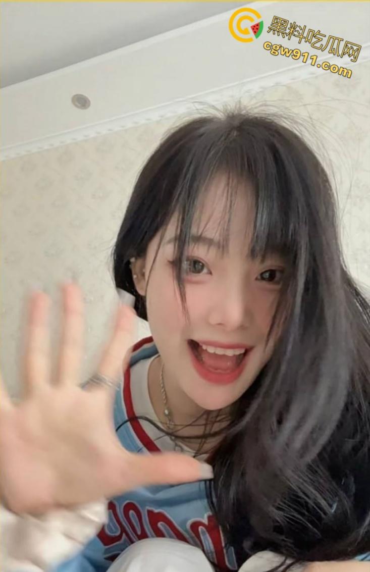 河北师范大学眼镜妹【赵怡】，69互舔口交调情，从清纯少女变淫荡尤物，被男友无套猛操骚穴白浆流淌！  第1张